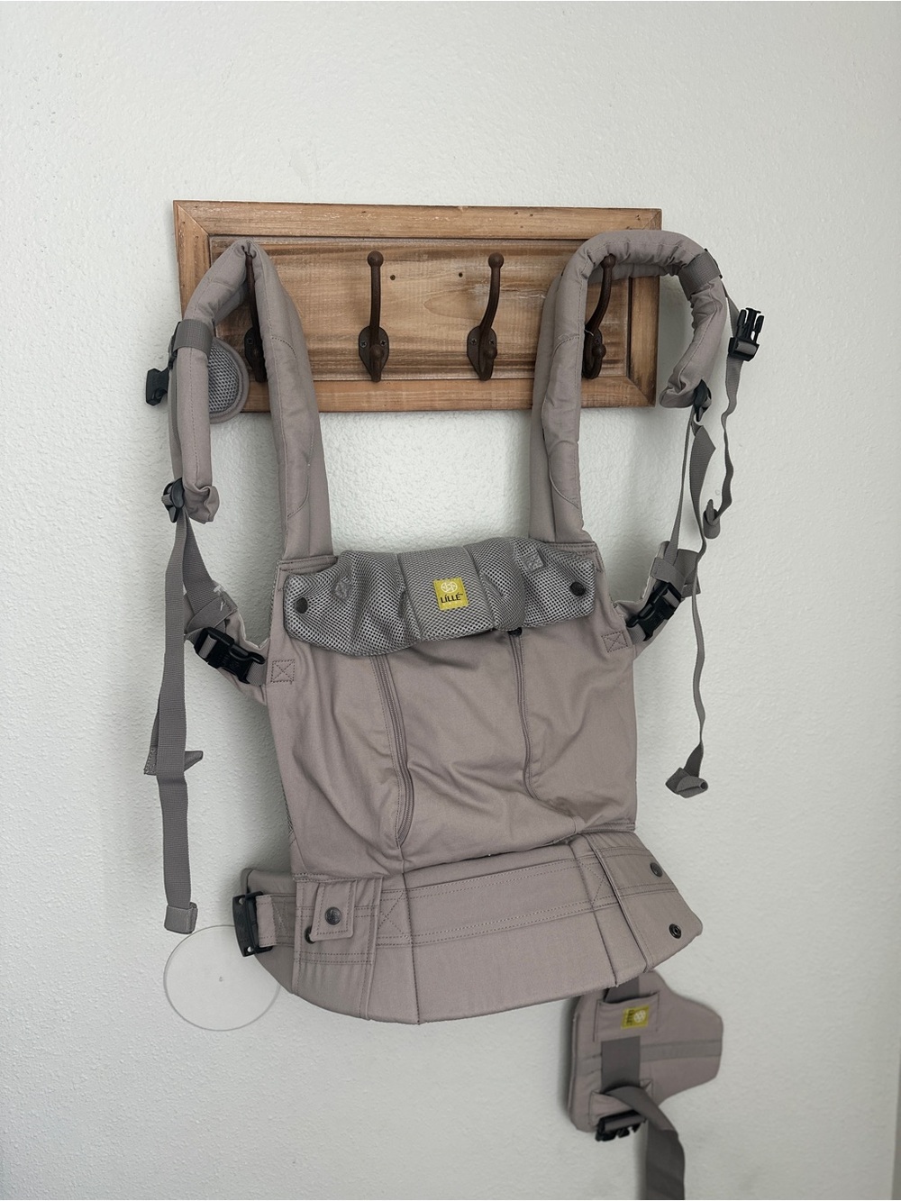 LÍLLÉbaby ergonomic in a neutral taupe color.